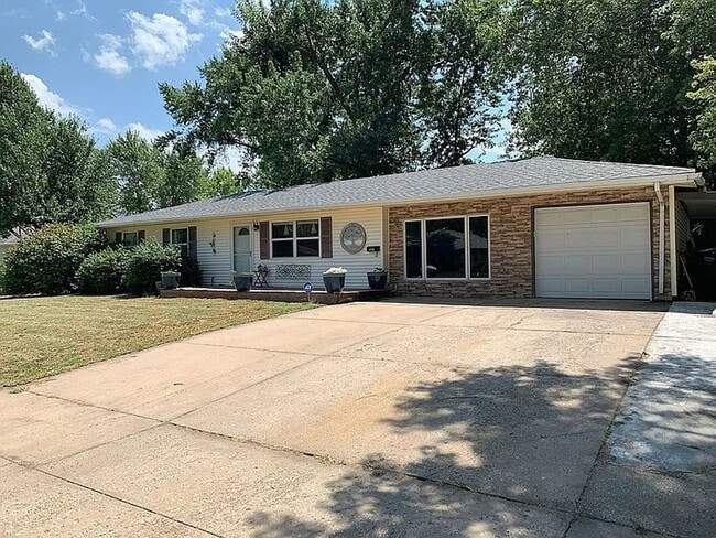 Building Photo - Don't miss out on this beautiful home!