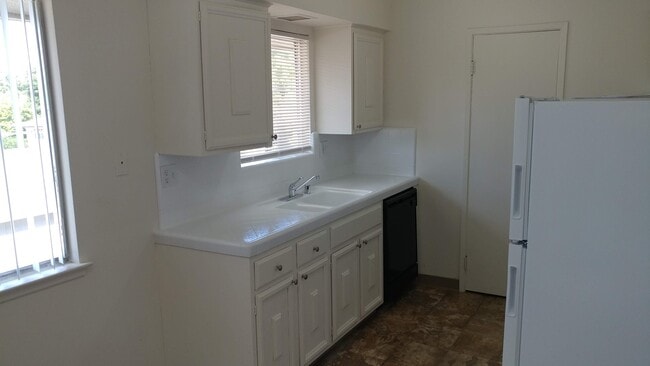 Photo - 2813-2819 N. West Ave 4-Plex - 611 Unidad **19 West - 406