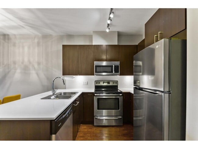 Photo - 20460 Douglas Cres Unité 304