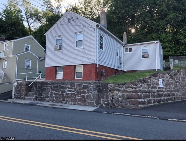 Photo - 122 N 8th St