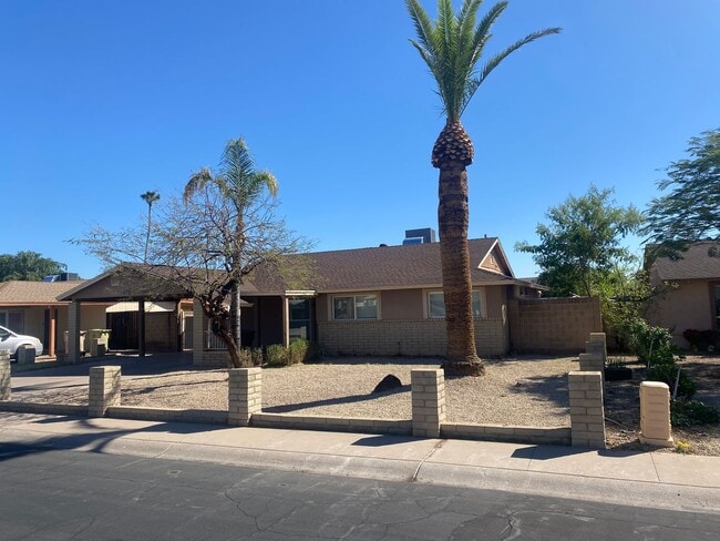 Building Photo - Nicely updated 3/2 SFH in Glendale w no HOA