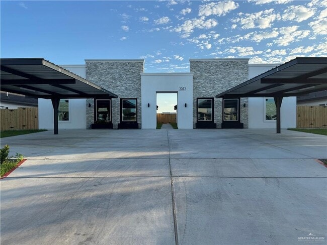 Building Photo - 10 Selena St Unit 2