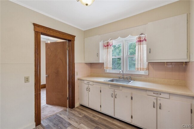 Photo - 115 W 1st St S
