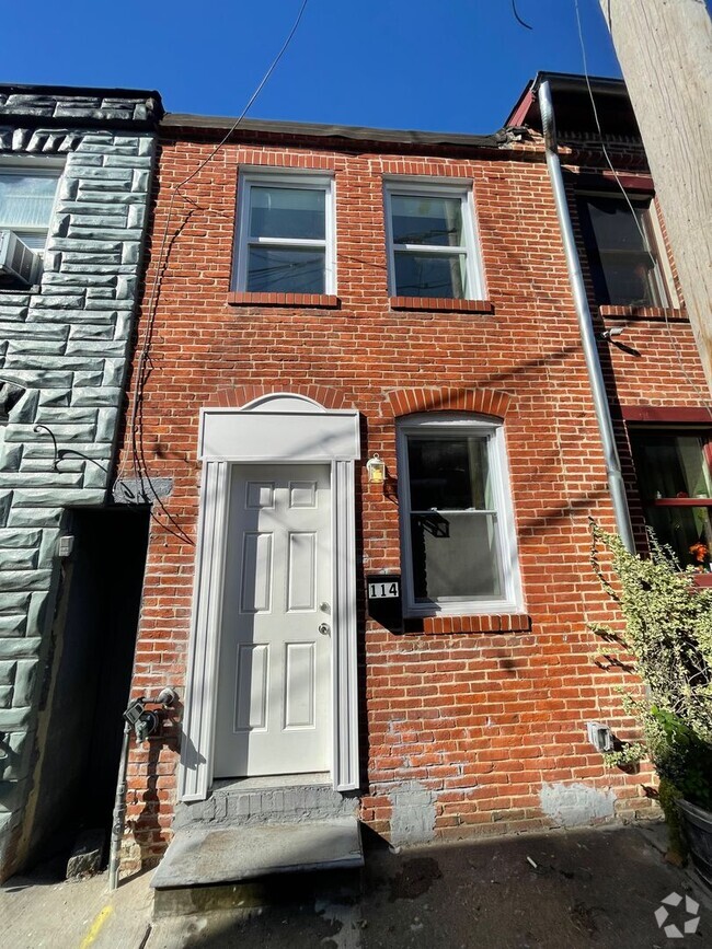 Building Photo - Renovated home on small, perfect little st...