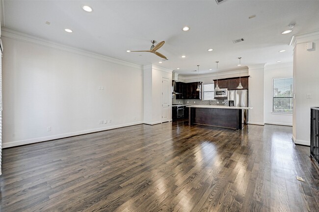 Photo - 744 W 24th St