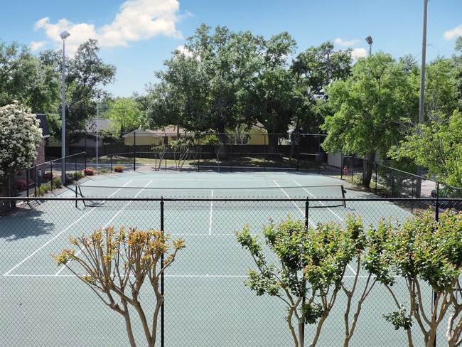 Tennis Court - Maison D Orleans