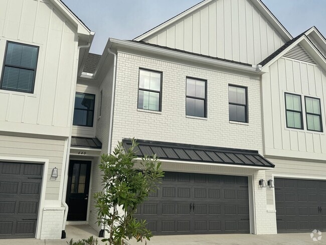 Building Photo - 3BR/3.5BA Townhome in The Crossing at Oxfo...