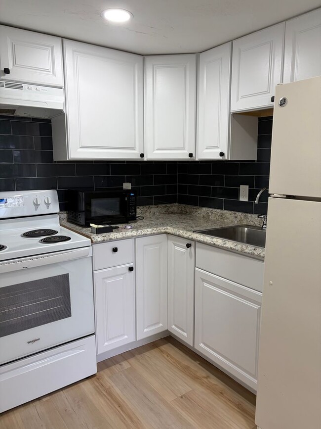 Building Photo - 624 MA-28 Unit C