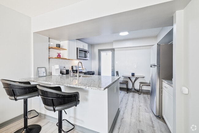 2BR, 1.5BA - 750SF - Kitchen - LIV Lakeview