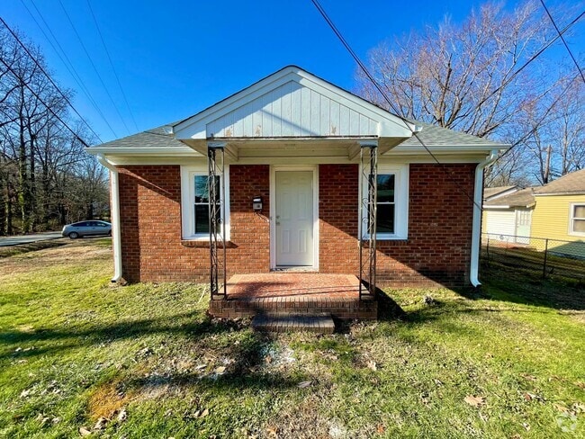 Building Photo - 3 Bedroom 1 Bathroom Home Located In Green...
