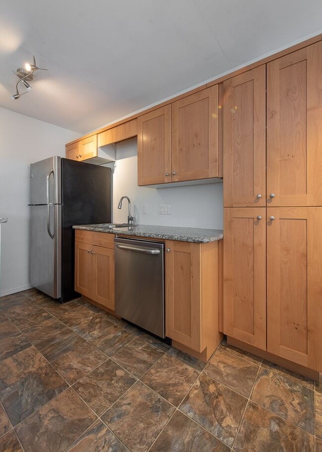 Building Photo - Amazing 2bed/1bath Apartment w/ Covered Parking in Redmond! Unit D4