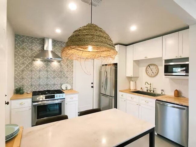 Building Photo - FARM VIEW BUNGALOW across from UofA Campus Farm! Available Today!