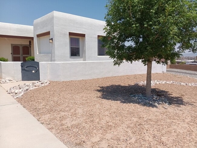 Stunning 5-bedroom, 2.5-bathroom home in R... - Stunning 5-bedroom, 2.5-bathroom home in R...