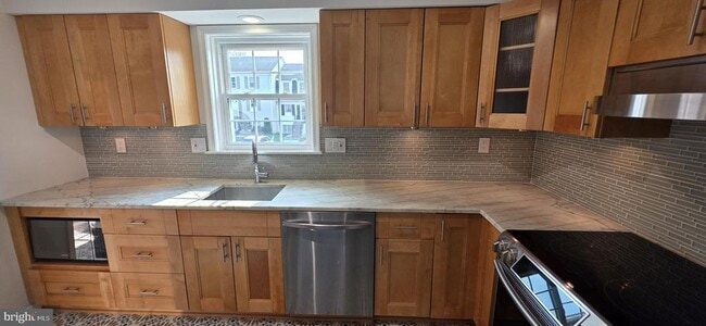 Photo - 165 Leeds Ct W