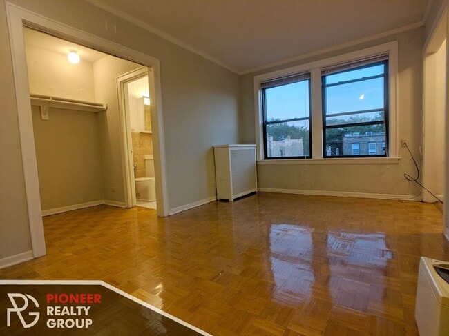 Building Photo - 739 W Belmont Ave Unit 411