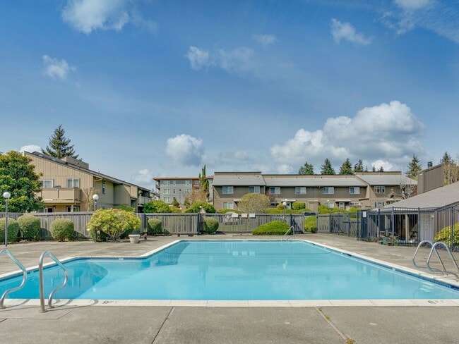 Building Photo - Cozy Condo Living in Tacoma's Desirable Highlands Community | Pool, Gym & Clubhouse Unit Q106
