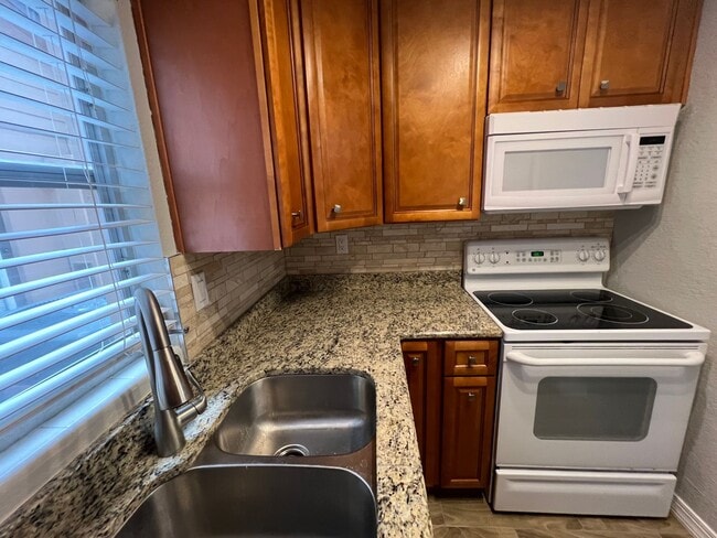 Building Photo - FULLY RENOVATED 1 Bedroom 1 Bathroom Lake ...