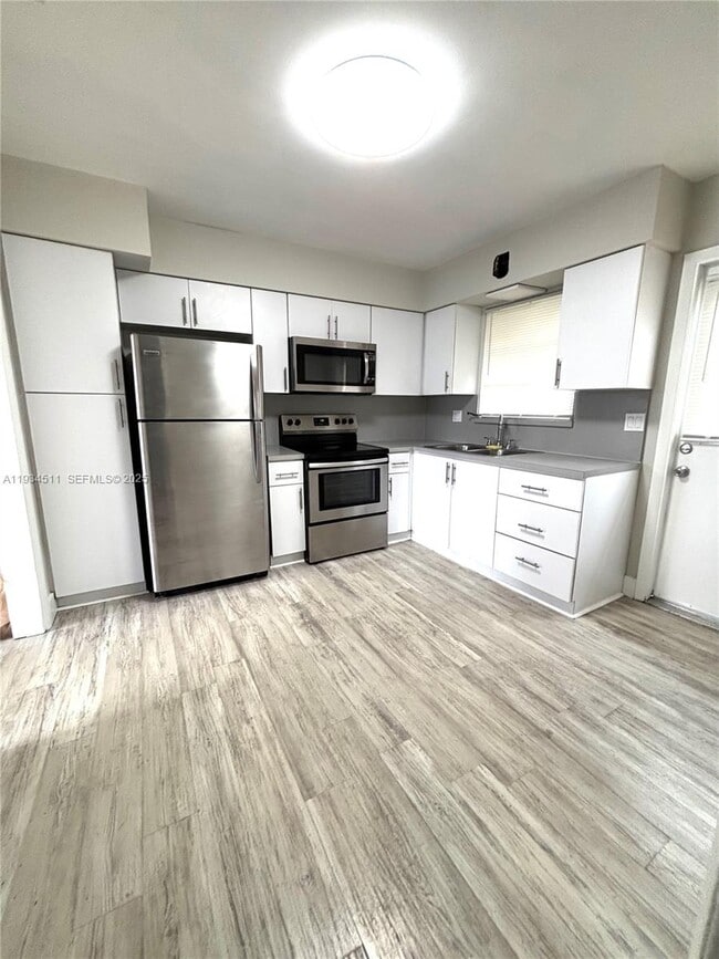 Building Photo - 301 SW 10th Terrace Unit 1