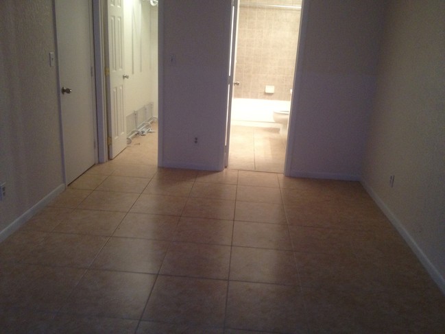 Walk-in closet and bathroom view from bedroom - 4145 NW 90th Ave Condominio Unidad 103