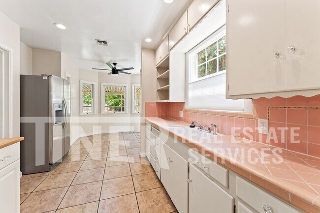 Photo - 1067 Perkins Way