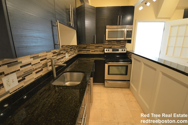 Building Photo - 1806 Beacon St Unit 1