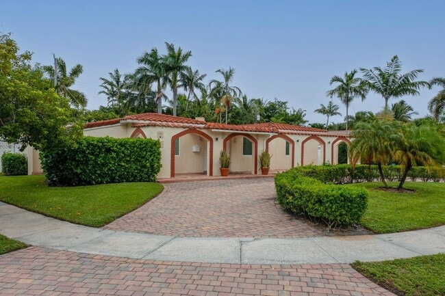 Photo - 1900 N Victoria Park Rd