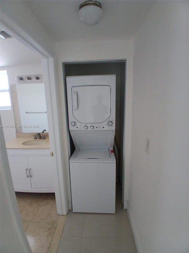 Photo - 425 NE 30th St Unit 203