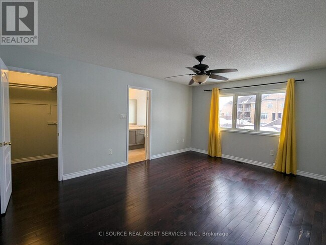 Photo - 77 Rainbow Valley Crescent