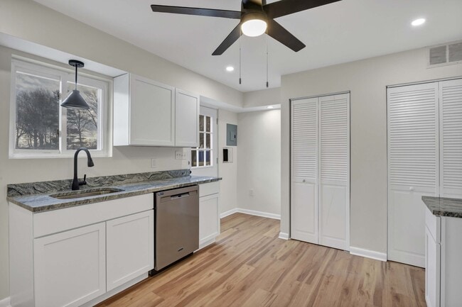 Photo - 5983A Glenway Dr