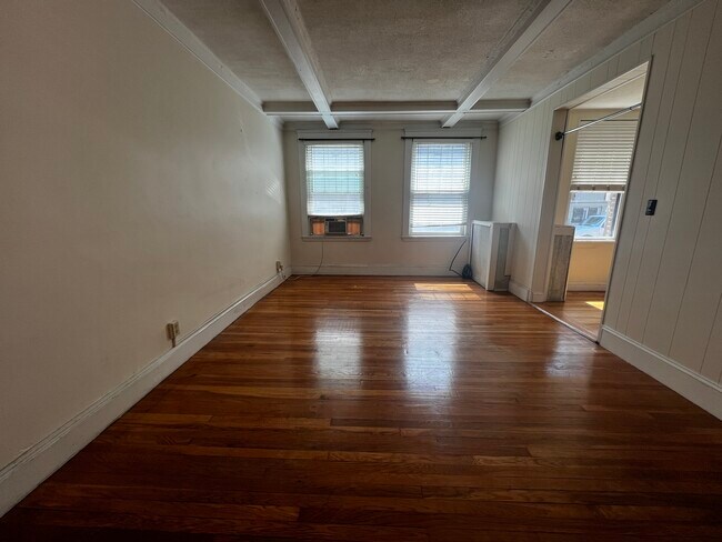 Building Photo - 124 Sutherland Rd Unit 1 Rental