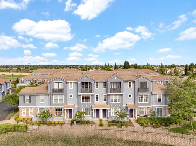 Building Photo - Townhouse - Beautiful 4bdrm, 3 bath - Rocklin