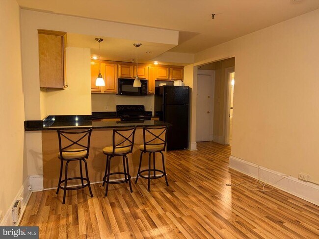 Building Photo - 1324 Locust St Unit 206