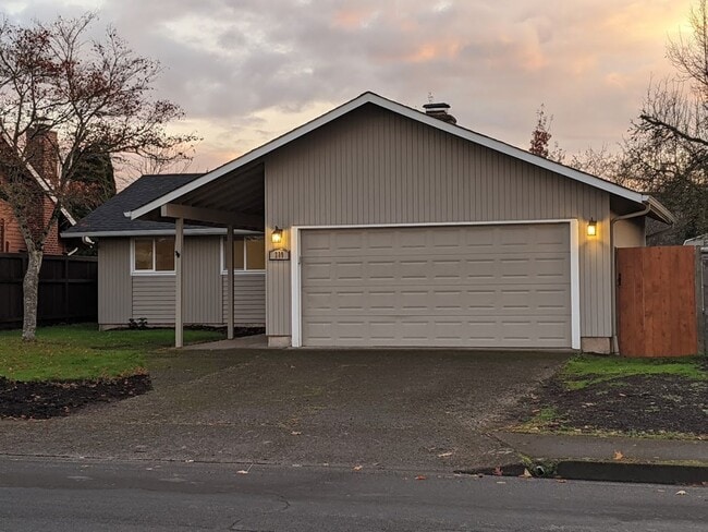 Building Photo - Updated 3bd/2bth Home with Solid Surface F...