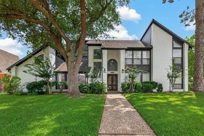 Building Photo - 15714 Sylvan Lake Dr