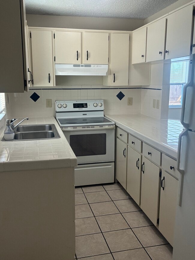 Building Photo - 2651 Kingswood Dr NE