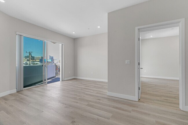 Photo - 825 Coronado-Building