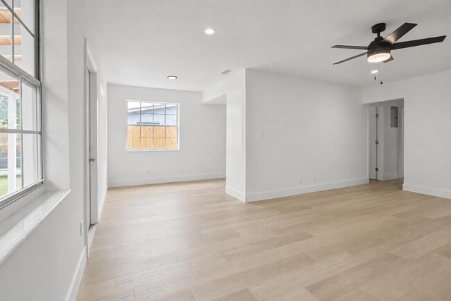 Photo - 411B NE 57th Ct