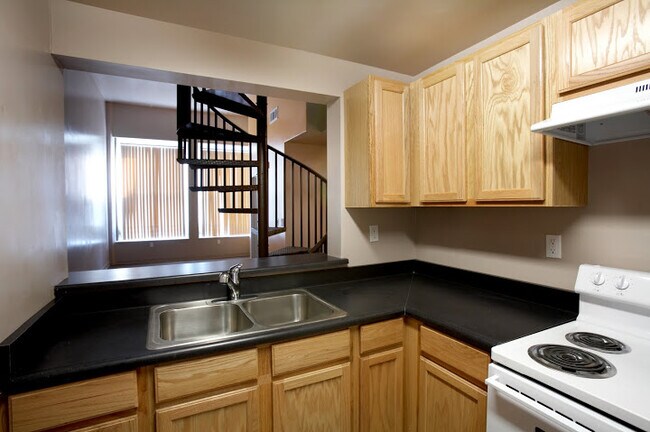 Photo - 242 S Broadway Unidad 100