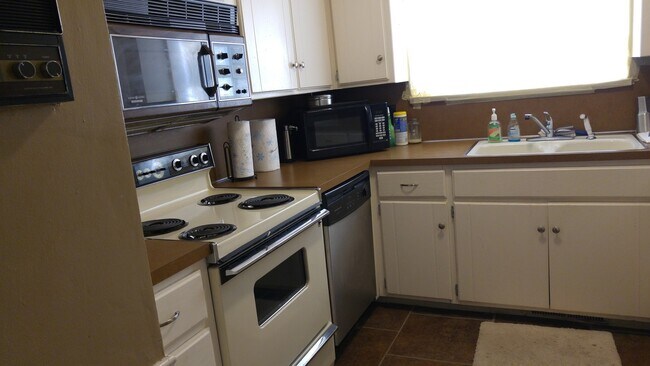 Photo - 2 bed 2 bath, fenced yard corner lot!