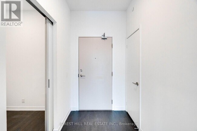 Photo - 2020 Bathurst St Unit 833