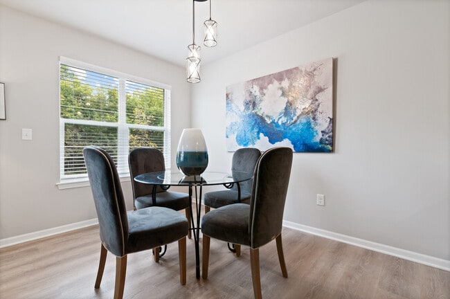 Cedar Dining Area - Westgate of Saline