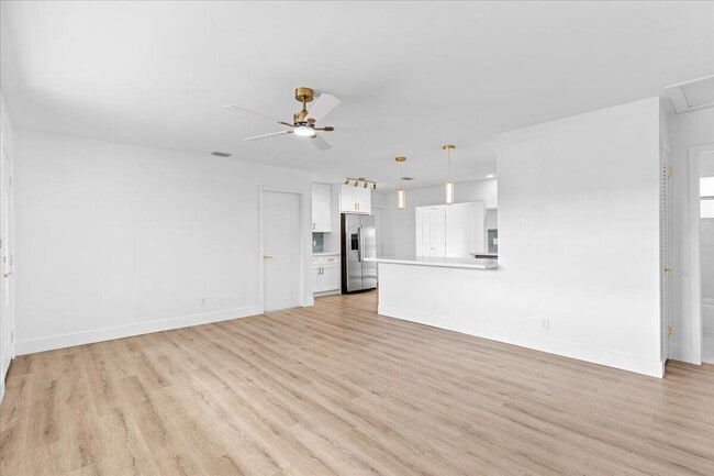 Photo - 533 Riverside Dr