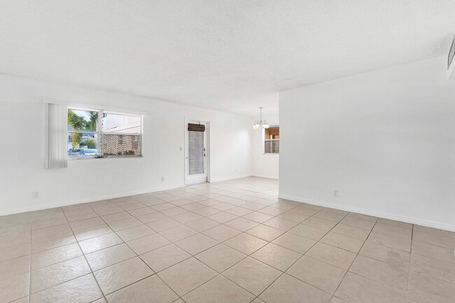 Photo - 541 Saxony Dr