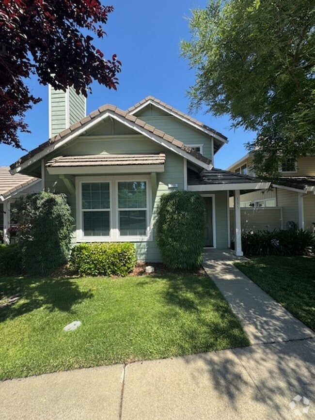 Building Photo - Gorgeous updated gated community unit! Rental
