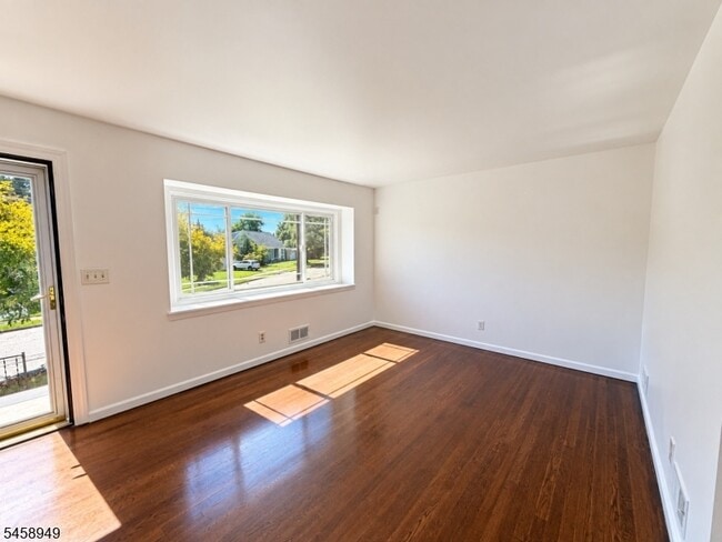 11 Ivanhoe Ter