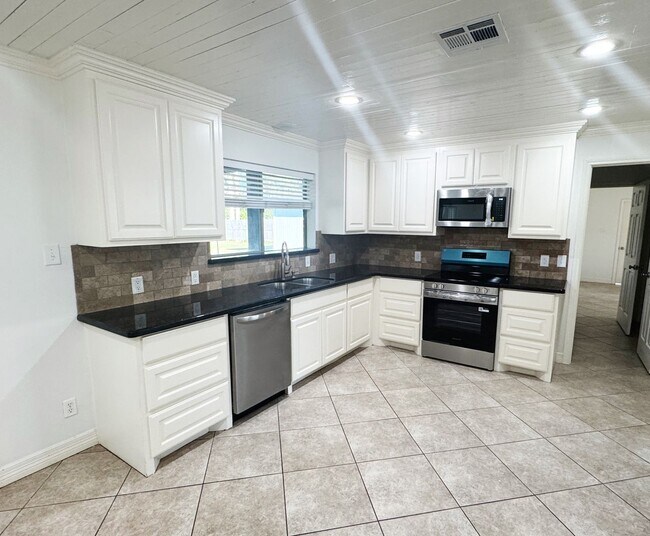 Photo - 310 W Pineshadows Dr