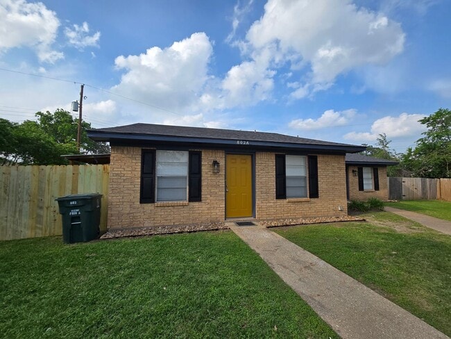 Photo - Remodeled 2 Bed 1 Bath Duplex for Lease!!