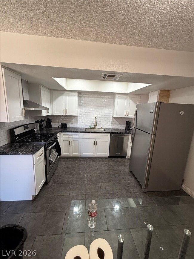 Building Photo - 5576 W Rochelle Ave. Unit 43C