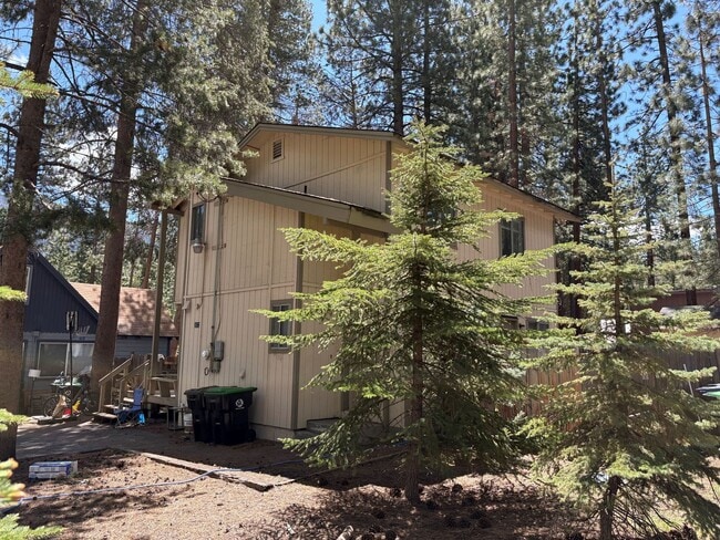 Building Photo - Large 4 bedroom cabin with fireplace