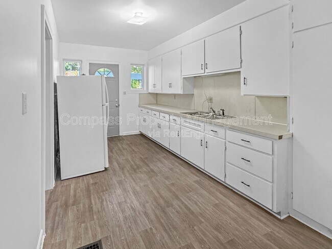 Photo - 619 Fulton St E